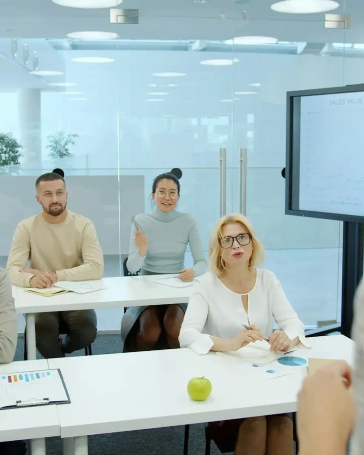 Personas escuchando una charla en una sala de la empresa