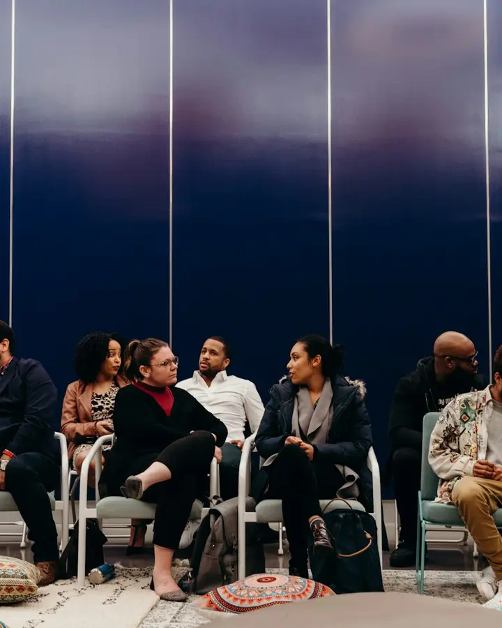 Grupo sentado en círculo conversando durante un taller